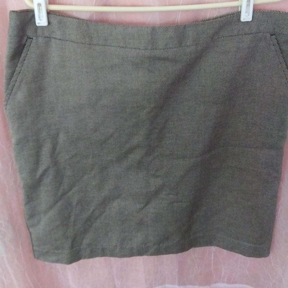 3/$15, Black/Grey Size 16 pencil skirt, NWT